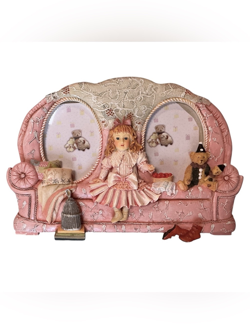 Vintage Style Couch With Little Girl Mann Picture Frame 3D Very Detailed *READ*